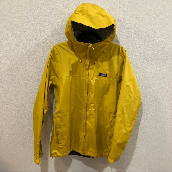 Patagonia Jackets & Blazers - Patagonia women’s Torrentshell wind/rain jacket with hood. Size L